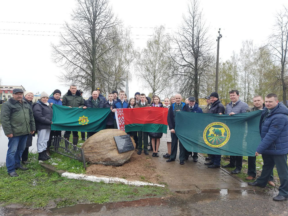 Памятная аллея у памятника погибшим землякам появилась в  Белыничском районе