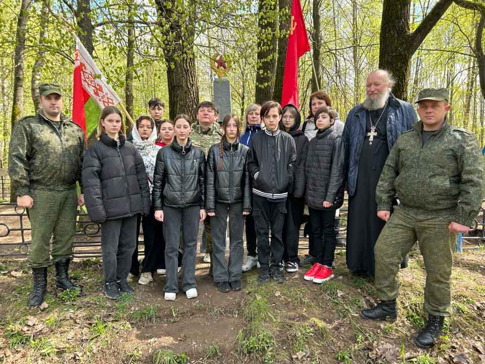 На республиканском субботнике навели порядок в месте массового захоронения жертв войны