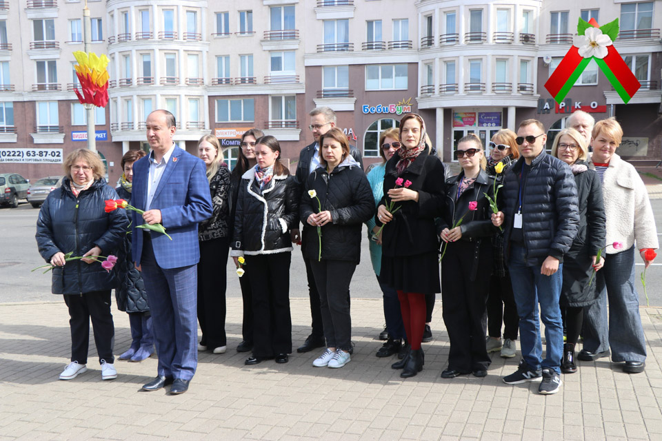 Сотрудники Могилевского областного методического центра НТ и КПР возложили цветы к памятному знаку «В память о евреях Могилева – жертвах нацизма»