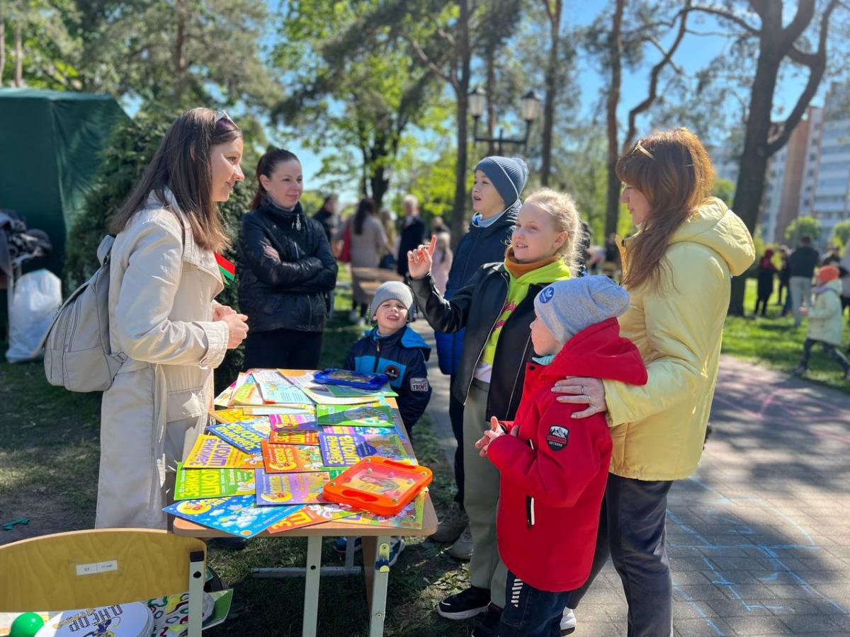 Праздничное мероприятие, посвященное Дню Победы, прошло возле могилевского кинотеатра «Космос»