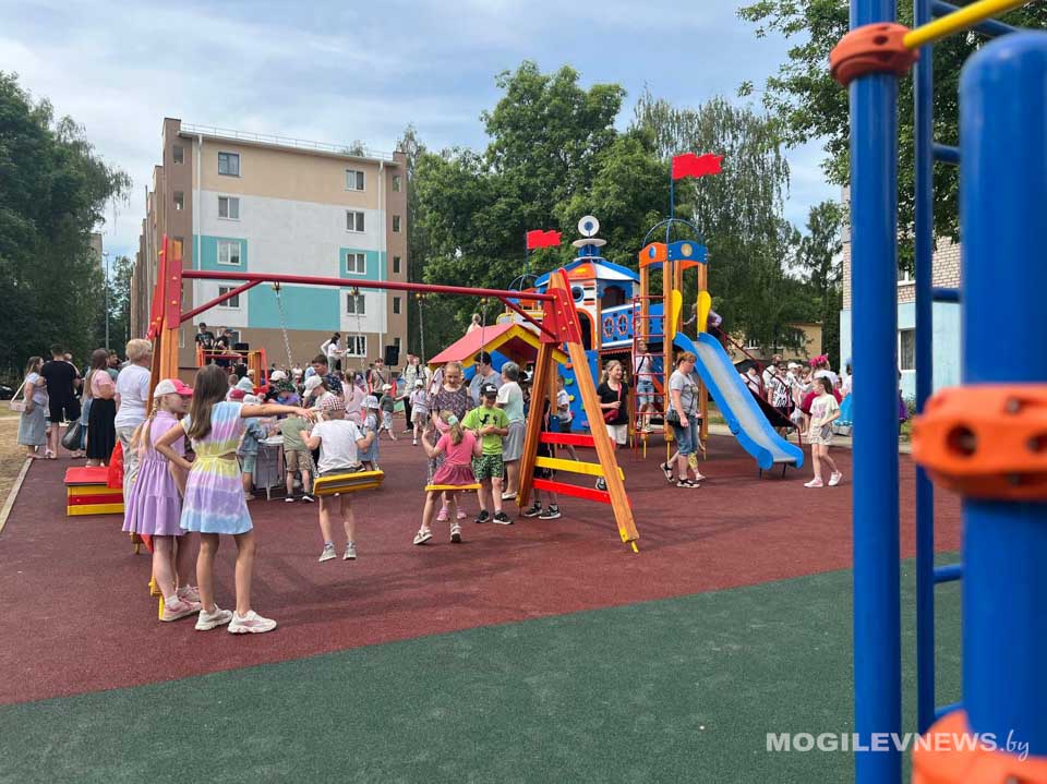 Новую детскую площадку открыли на улице Орловского в Могилеве. Фото