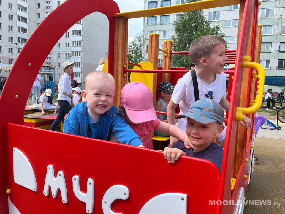 В Могилеве продолжают обустраивать детские площадки