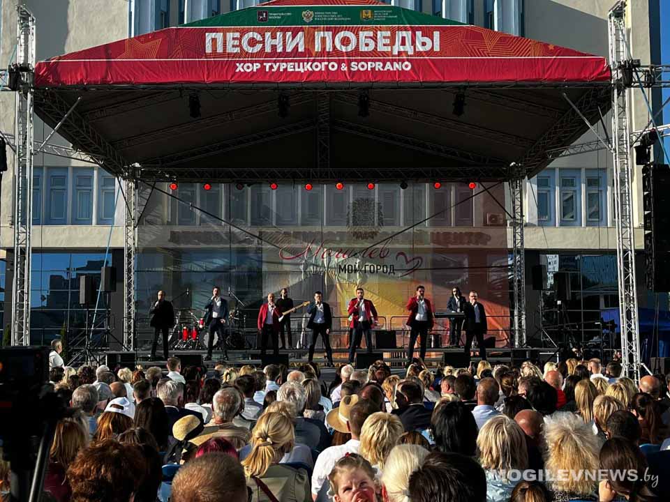 Хор Турецкого выступил с концертом на площади Единства в Могилеве. Фото