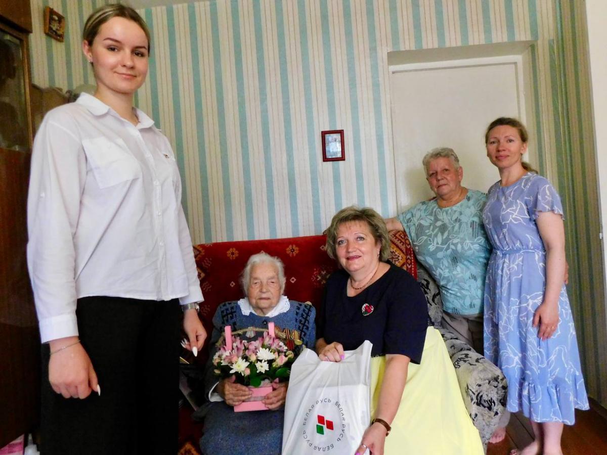 Поздравление со 100-летним юбилеем принимала ветеран Великой Отечественной войны из Бобруйска