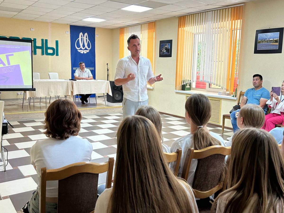 Акция "Шаг к успеху": молодежный лидер пообщался с  воспитанниками детского оздоровительного лагеря «Сосны»