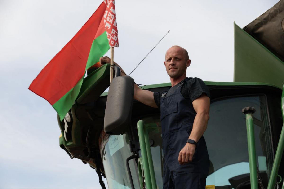 Механизаторы из Могилевского района первыми в республике убрали 2 тысячи тонн зерна