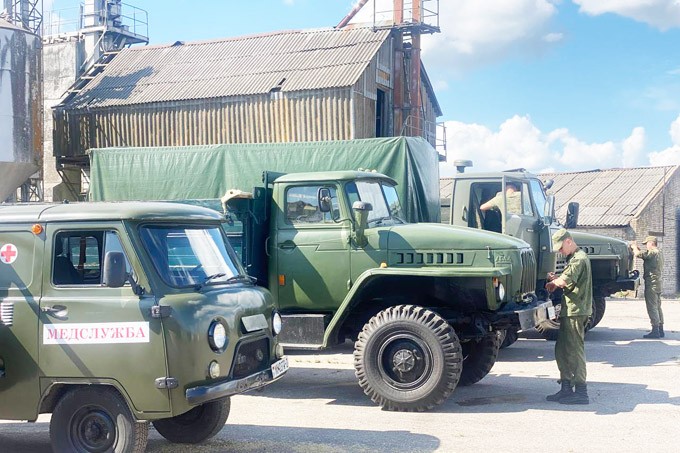 Военнослужащие помогают мстиславским аграриям в уборке урожая