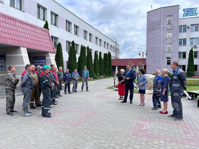 Лучшего машиниста экскаватора выбрали на Белорусском цементном заводе