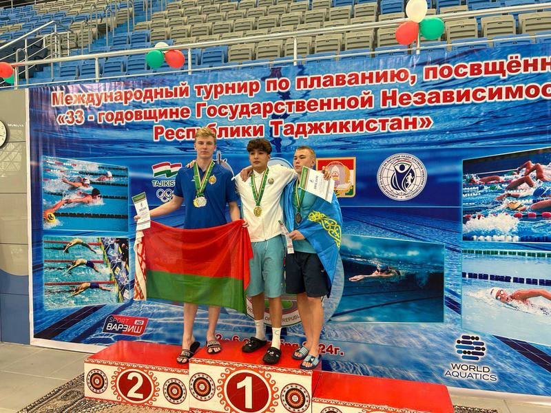 На международном турнире по плаванию в Таджикистане могилевчанин завоевал золотую и серебряную медали. Фото