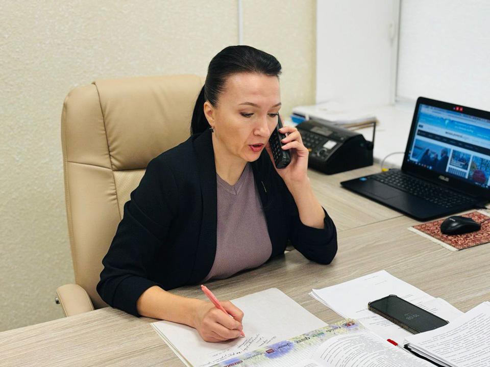 Ирина Петрусевич провела прямую телефонную линию по вопросам семейной политики