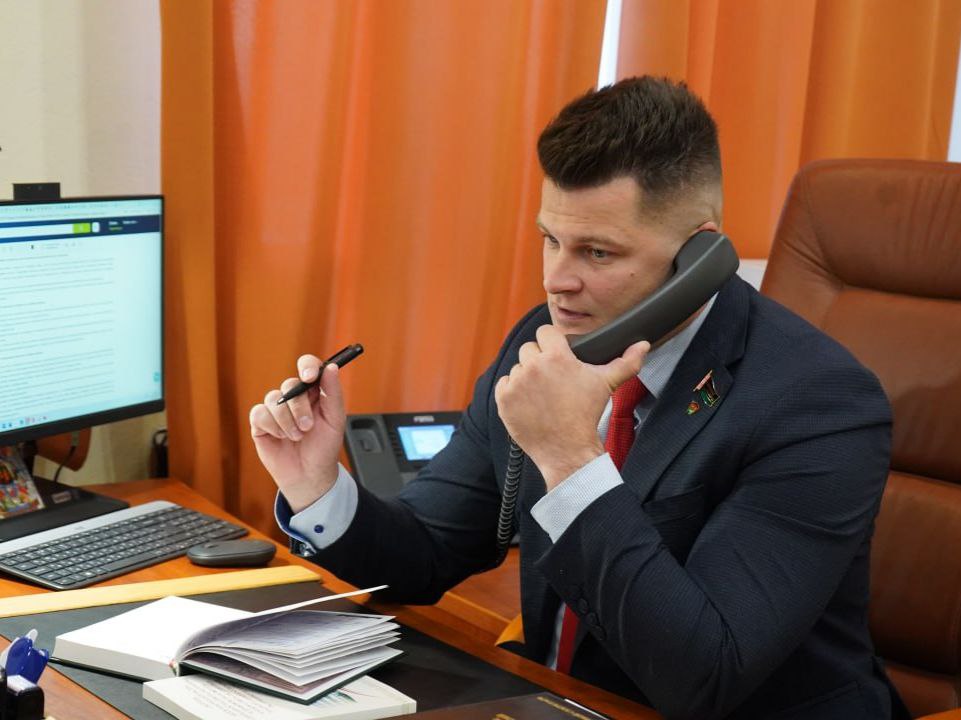 Александр Лукьянов провел прямую телефонную линию