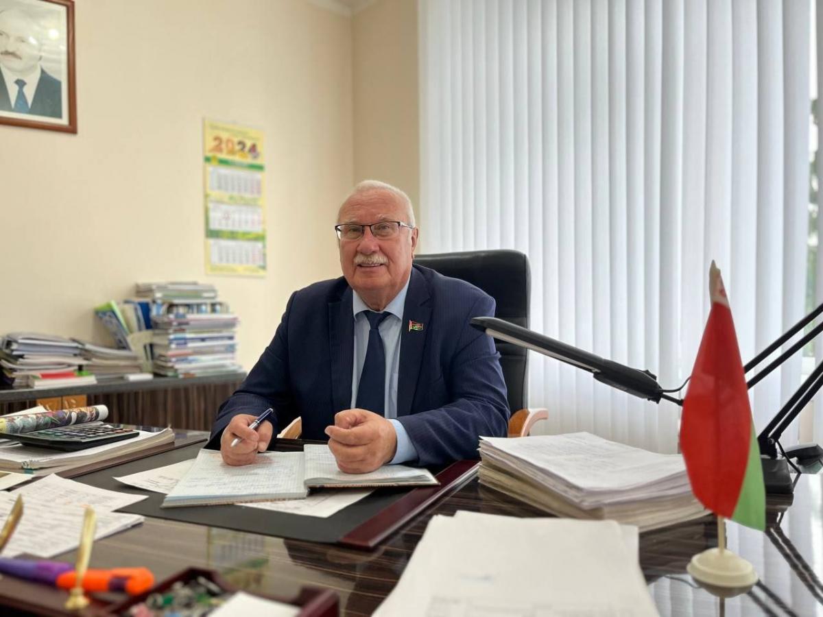 Заместитель председателя Постоянной комиссии Совета Республики по региональной политике и местному самоуправлению Александр Багель провел прямую телефонную линию