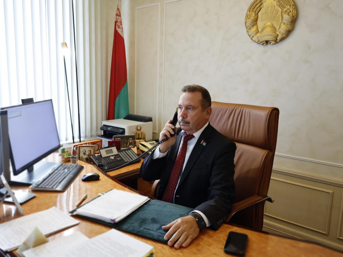 Заместитель председателя Постоянной комиссии Совета Республики по экономике, бюджету и финансам Виктор Ананич провел прямую телефонную линию