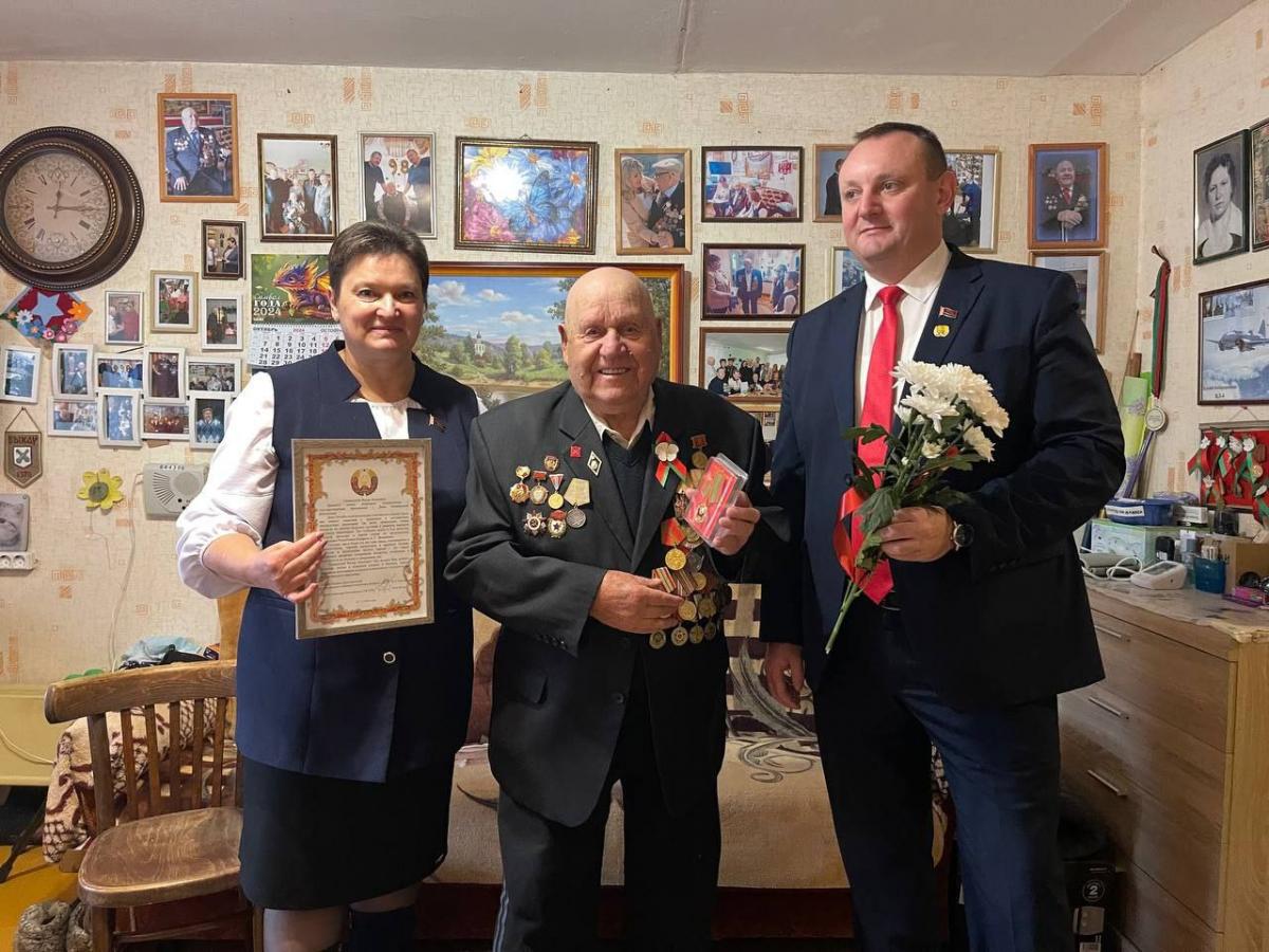 Юбилейную медаль «В ознаменование столетия образования СССР» вручили ветерану