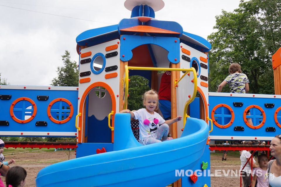 Место радости и веселья: новая детская площадка открылась на Бульваре Непокоренных в Могилеве