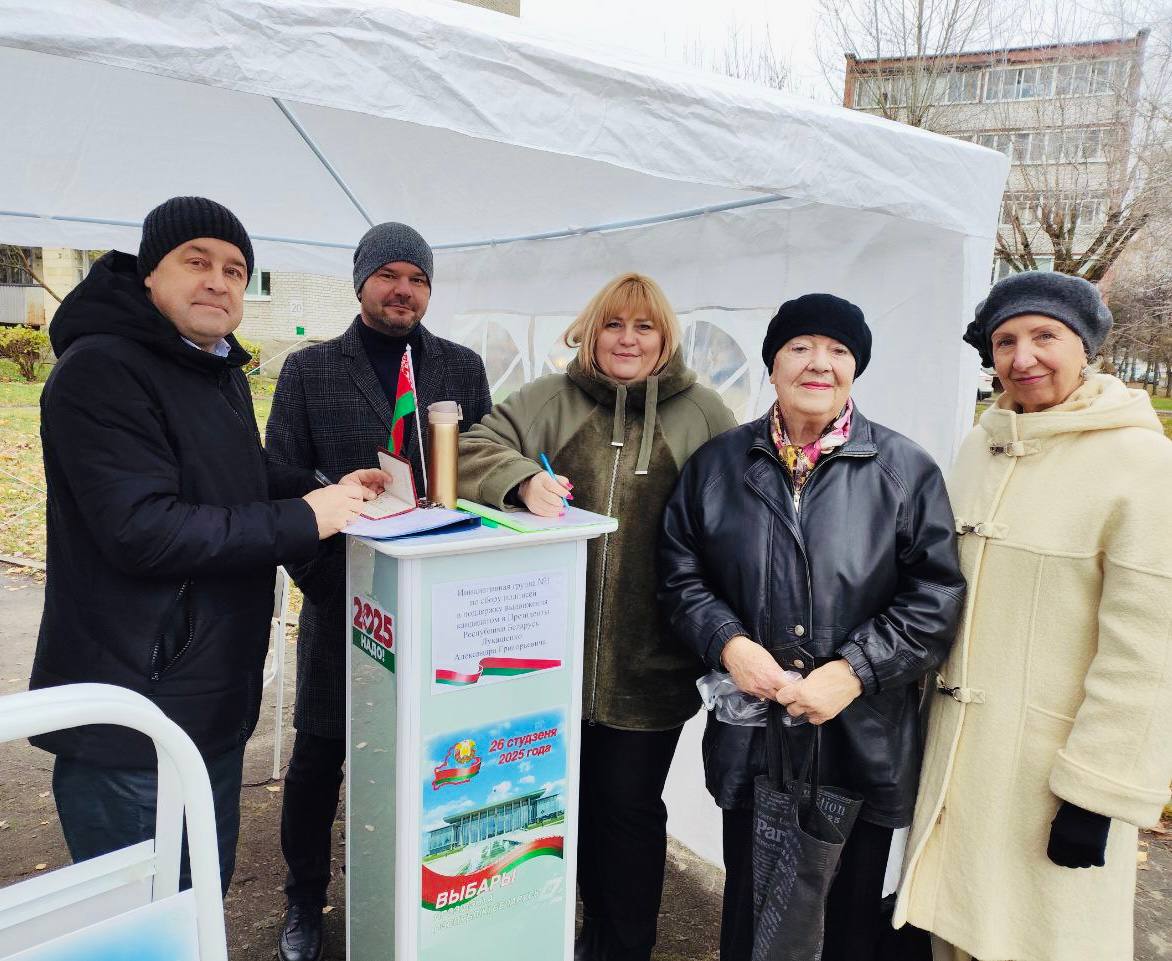 В Могилеве продолжают свою работу пикеты по сбору подписей для выдвижения кандидатов на пост Президента Беларуси. Фото