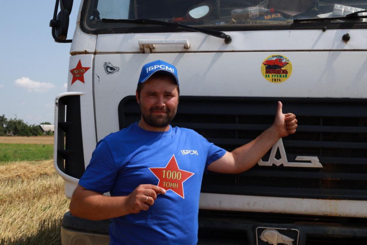 Водитель ОАО «Новобыховский» первым в Могилевской области среди молодых водителей перевез тысячу тонн зерна.Фото