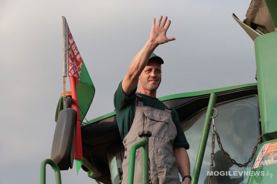 Есть 5000 тонн зерна нового урожая! На Могилевщине чествовали первого комбайнера-пятитысячника. Фото