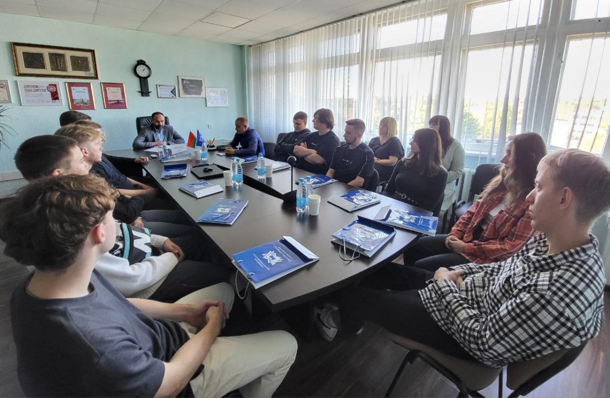 Насыщенный день молодых специалистов ОАО «ММЗ»: встреча с директором и знакомство с городом