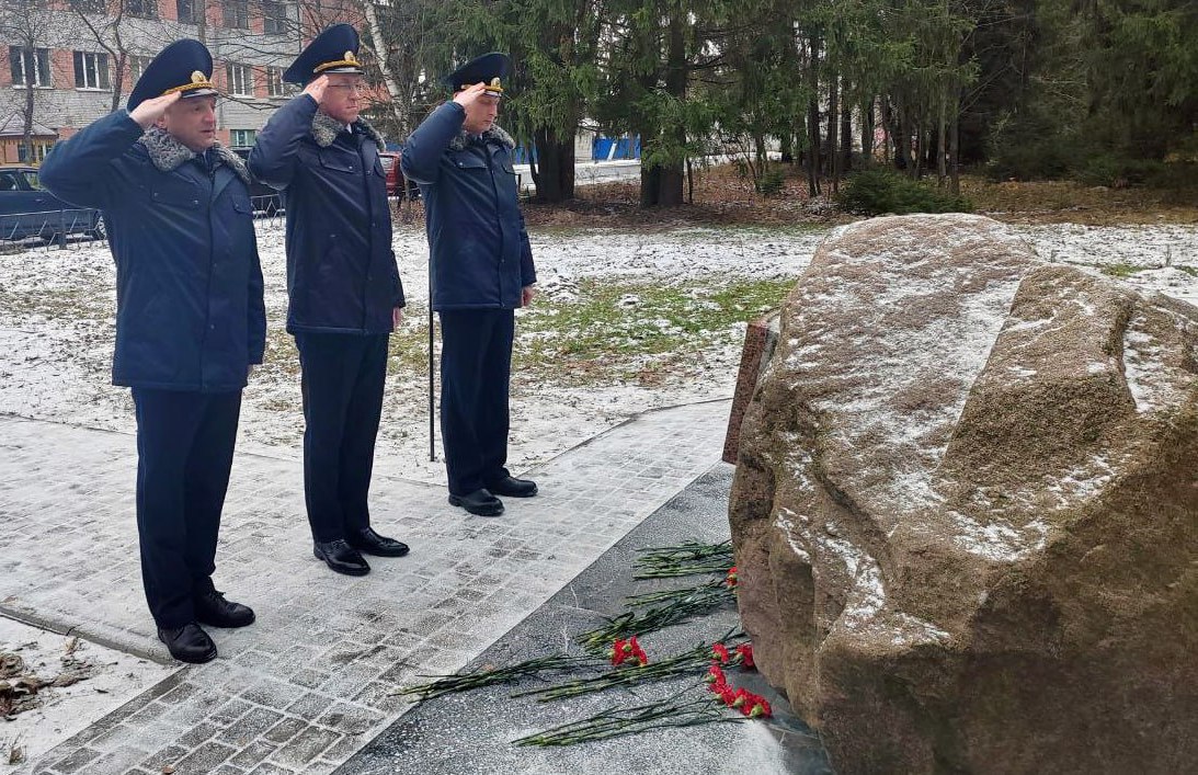 Прокурорские работники областной прокуратуры почтили память мирных жителей, расстрелянных в Казимировском лесу