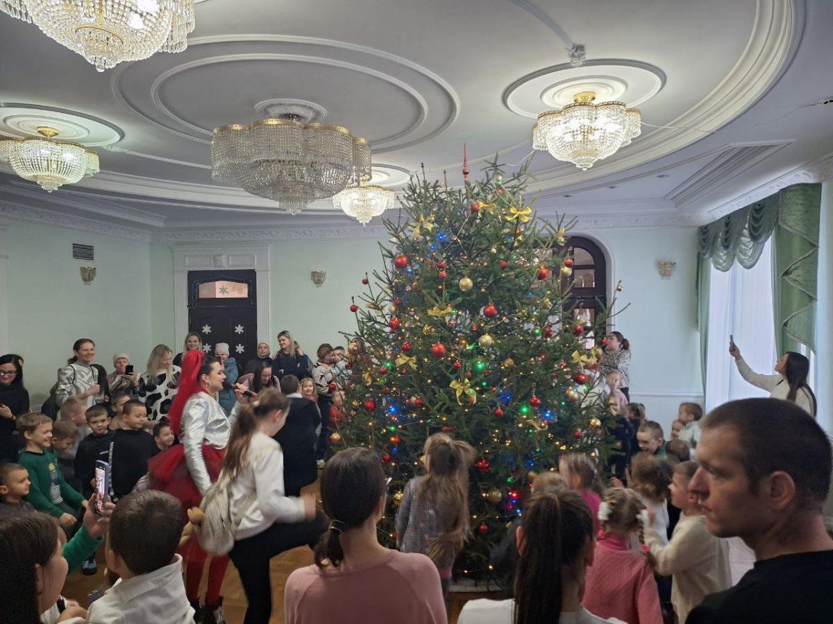 200 детей и их родителей собрала профсоюзная елка в Могилеве