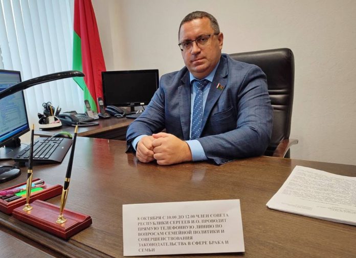 Член Совета Республики Игорь Сергеев провел прямую телефонную линию