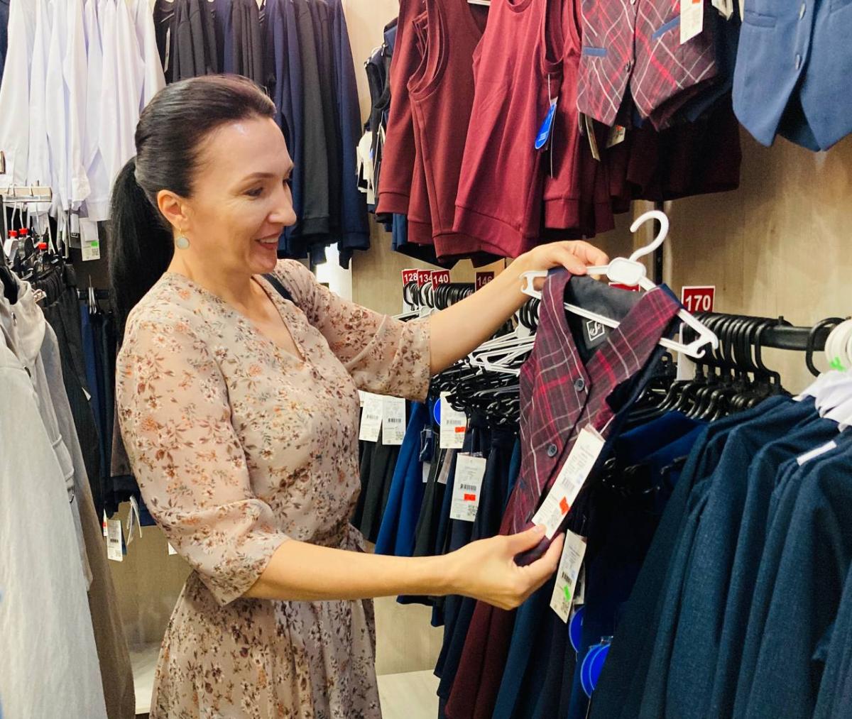 Член Совета Республики Ирина Петрусевич провела мониторинг цен на школьную форму в Могилеве