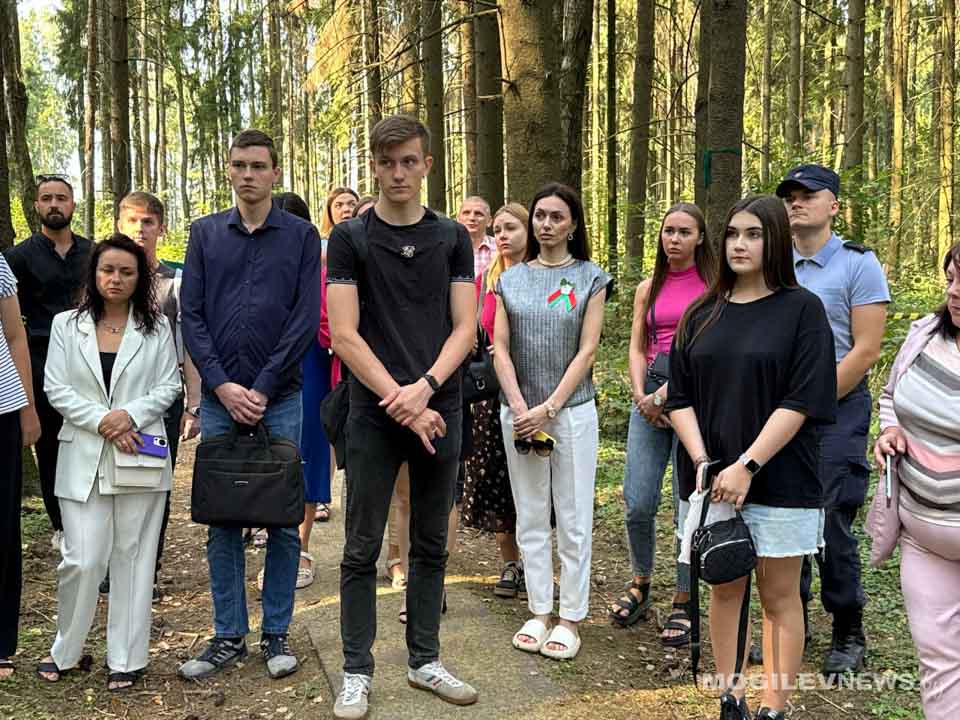 Представители рабочей молодежи посетили место массового захоронения в Казимировском лесу. Фото