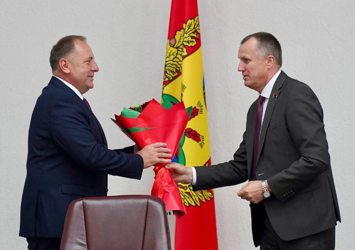 Председатель Могилевского облисполкома Анатолий Исаченко представил нового председателя Шкловского райисполкома.