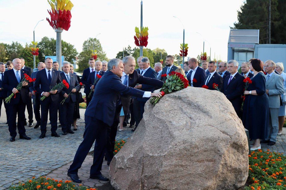Объединенные общей памятью. Совет Парламентского Собрания Союза Беларуси и России посетил Буйничское поле