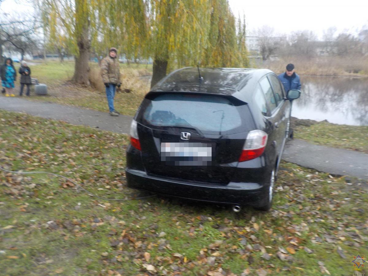 Автомобиль скатился в озеро в Бобруйске