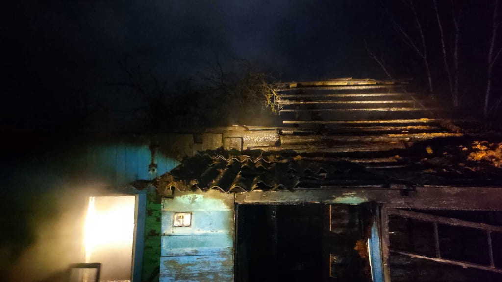 Мужчина в Круглом из-за самодельной электроплиты лишился дома