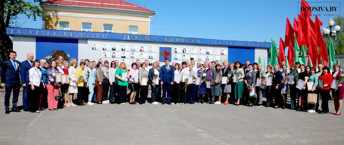 Торжества в Климовичах, посвященные Первомаю, начались с открытия обновленной Доски почета