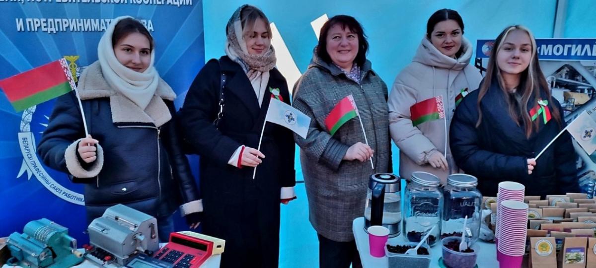 Учащиеся Могилевского медколледжа организовали выставку фиточаев на «Марафоне единства» в Бобруйске