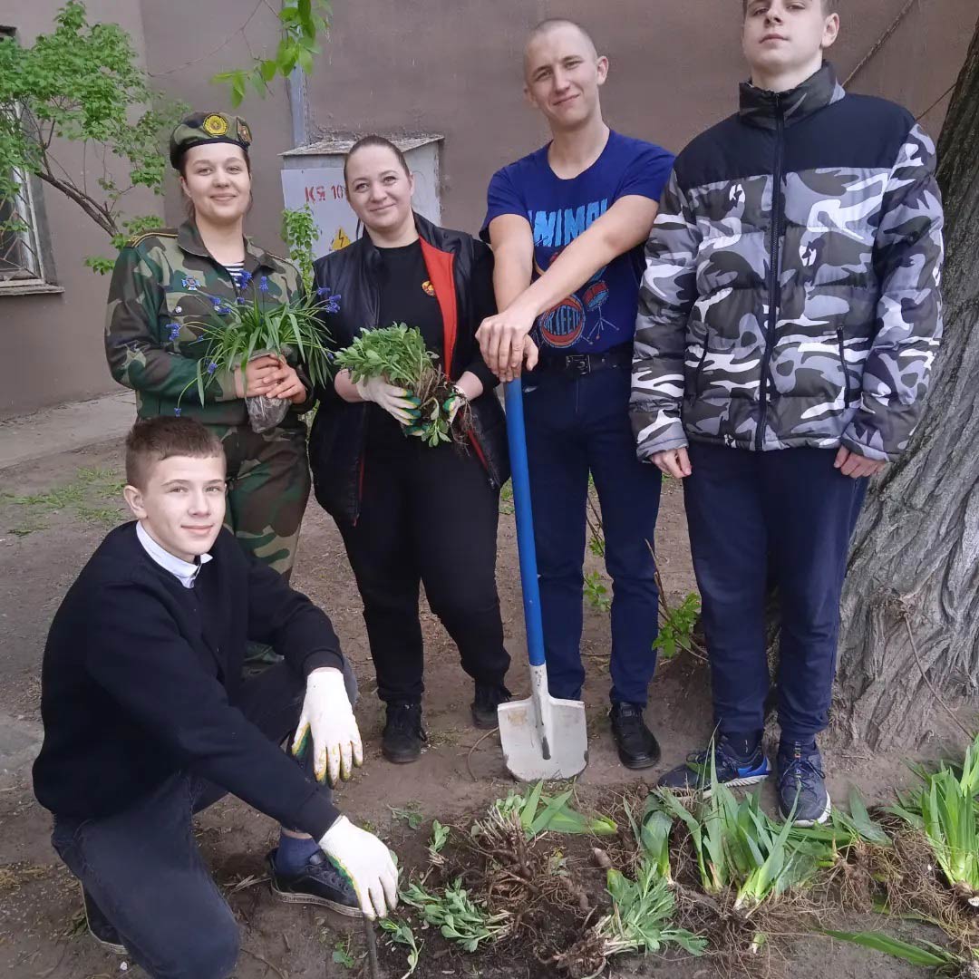 В Бобруйске прошла акция "Посади цветок - укрась планету"