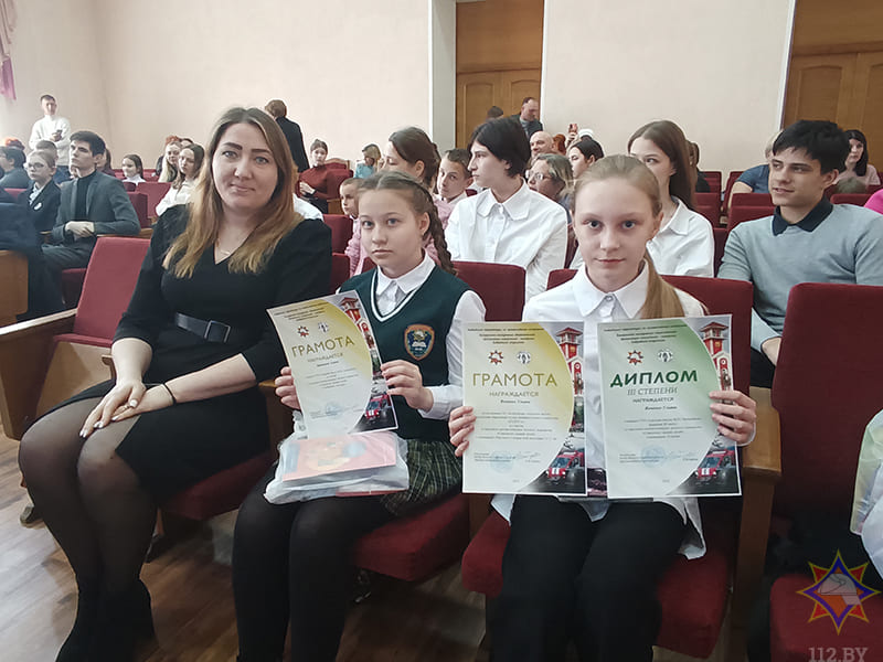 Спасатели вручили заслуженные награды юным бобруйчанам