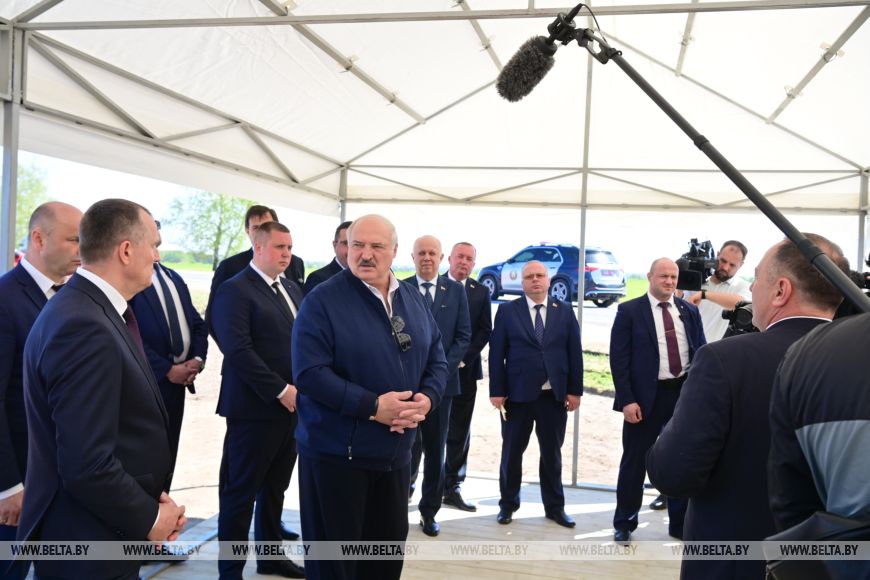 "Работать надо по-военному, день и ночь". Лукашенко поручил до 9 мая завершить посевные работы