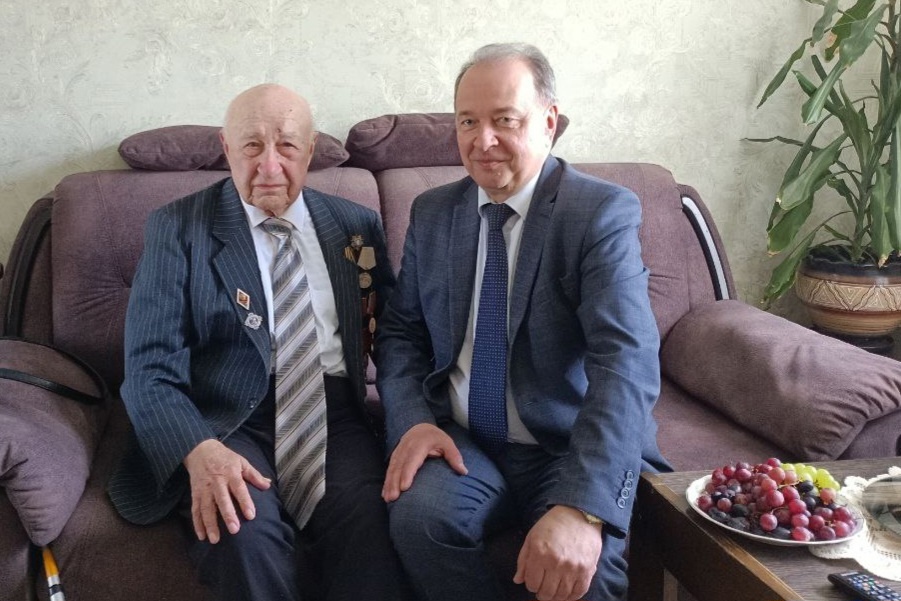 Ветерана Великой Отечественной войны Михаила Николаевича Быкова поздравили с Днем Победы