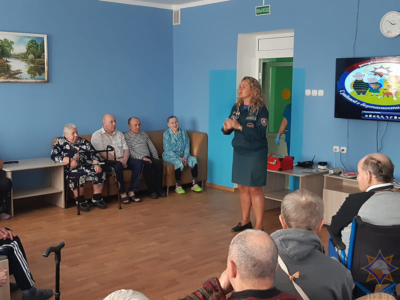 В отделении круглосуточного пребывания граждан пожилого возраста и инвалидов Бобруйского района прошла встреча со спасателями