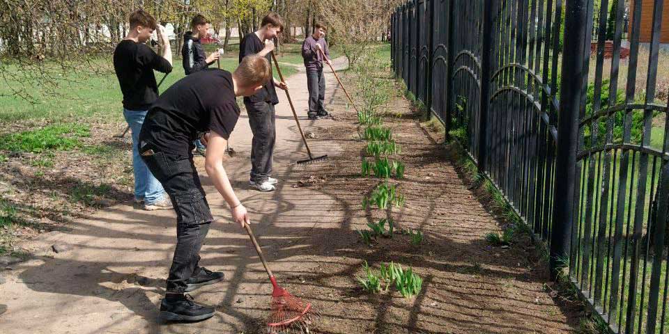 Учащиеся Бобруйского индустриально-строительного колледжа приняли участие в уборке территории храма