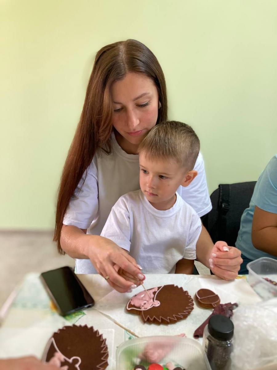 В храме Бобруйска прошел осенний мастер-класс по росписи пряников