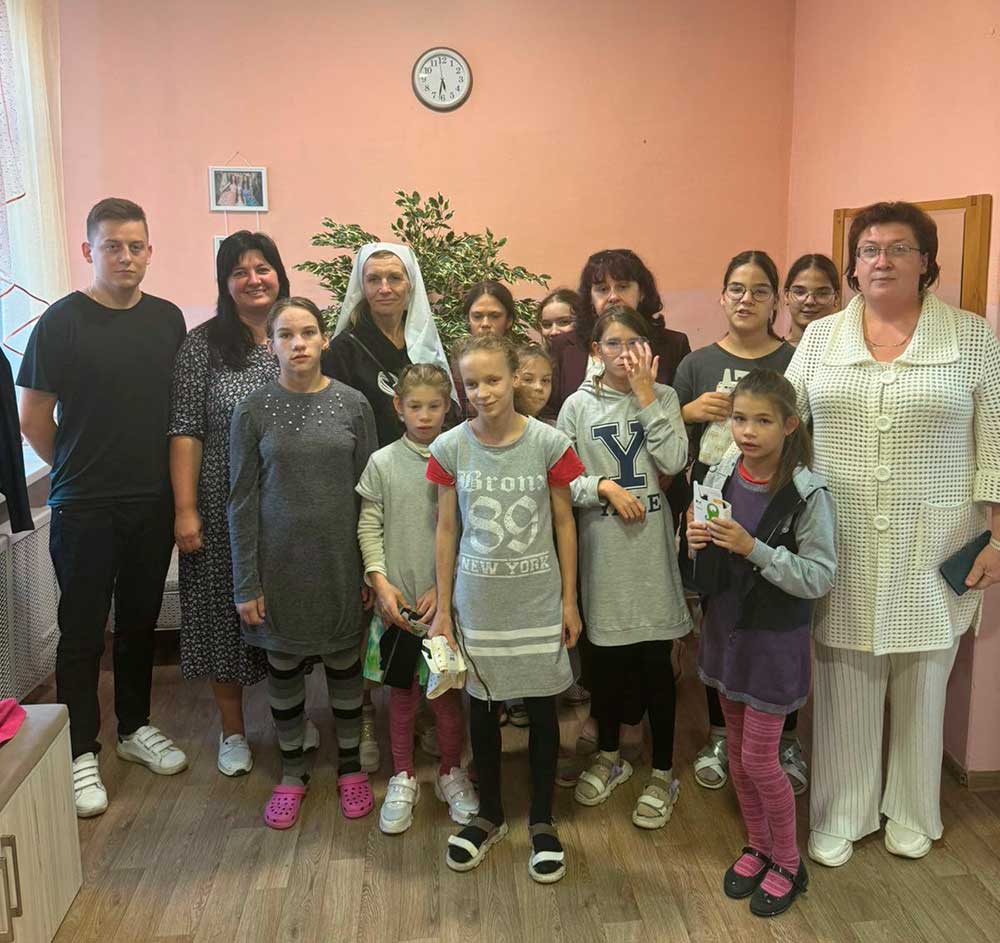 Собранную прихожанами храма одежду передали Детскому дому Бобруйска