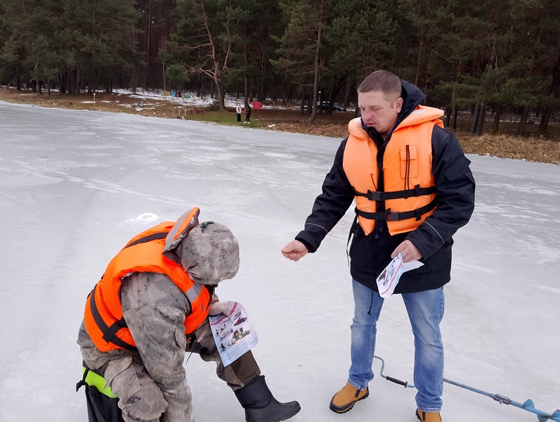 Спасатели призывают к соблюдению мер безопасности на зимней рыбалке