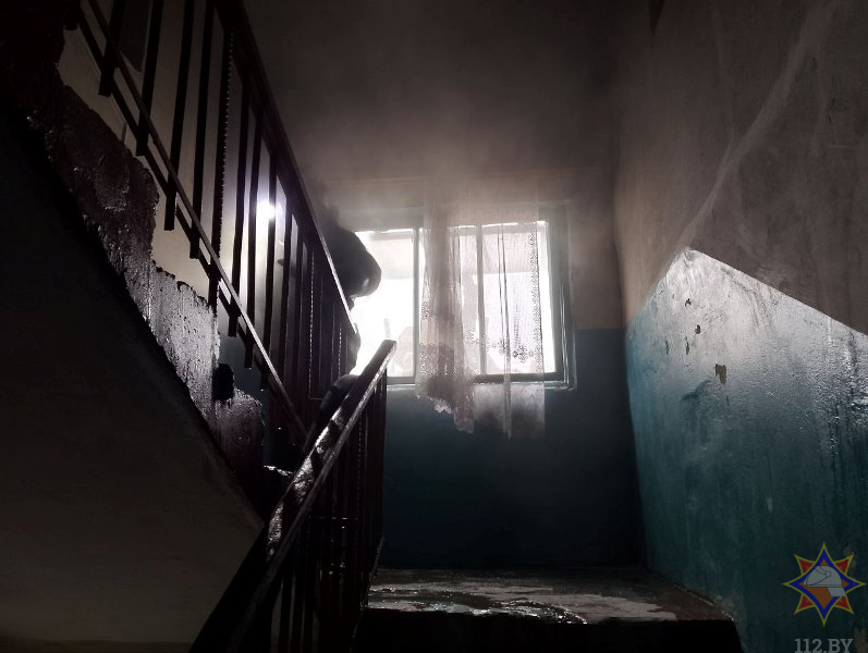 Пожар в подъезде многоэтажного дома тушили в Климовичах