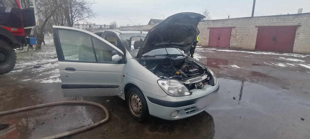 Пожар «Рено Сценик» тушили в Кировске