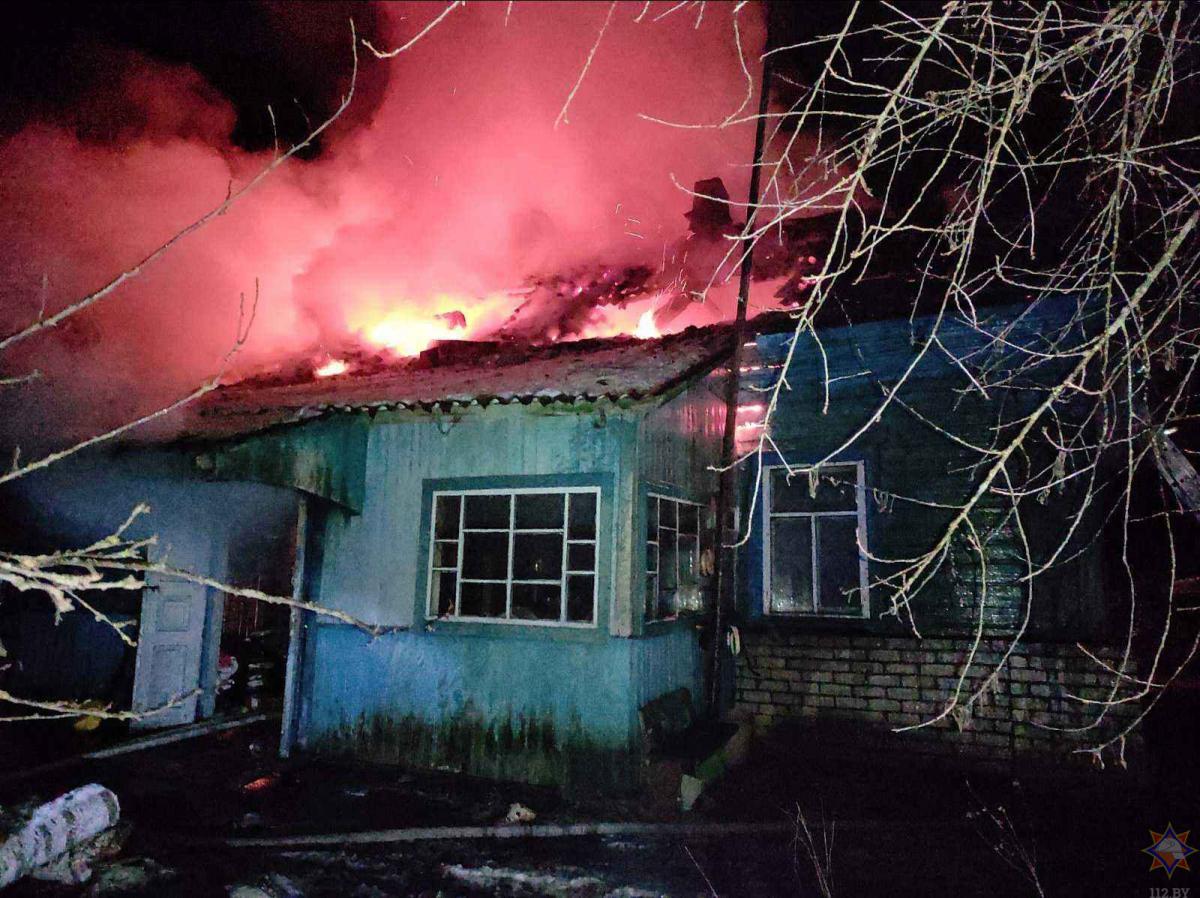 На пожаре в Круглом работники МЧС спасли мужчину, его соседа спасти не удалось