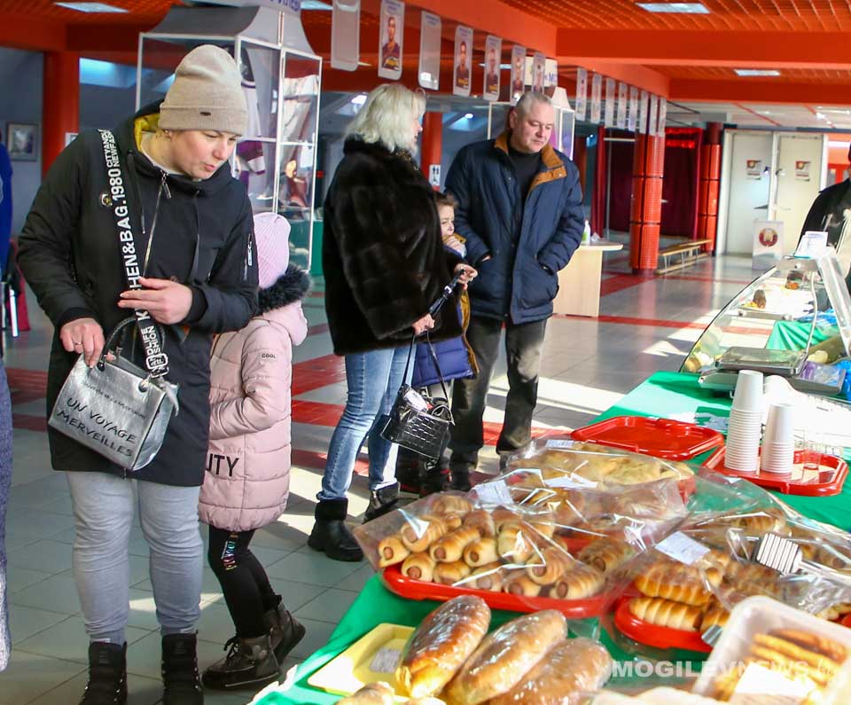 Буфеты, выездная торговля и скидки. Узнали, как будет работать торговля во время выборов Президента
