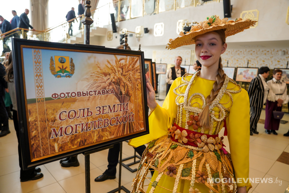 С фотовыставкой «Соль земли Могилевской» ознакомились участники торжественного мероприятия, посвященного подведению итогов социально-экономического развития Могилевщины. Фото