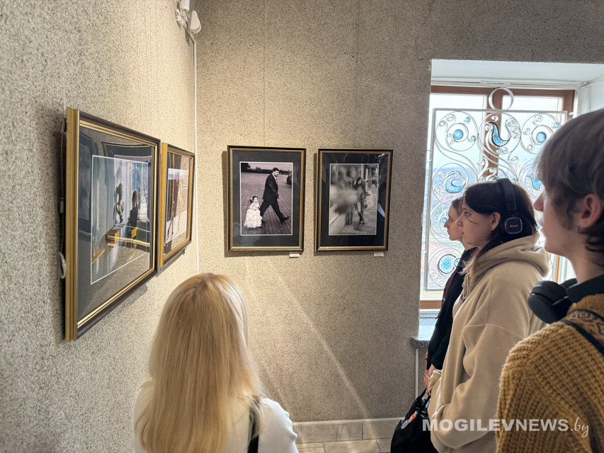 В Могилевском областном краеведческом музее имени Е.Р. Романова открылась фотовыставка «Улыбки дарим мы весне». Фото