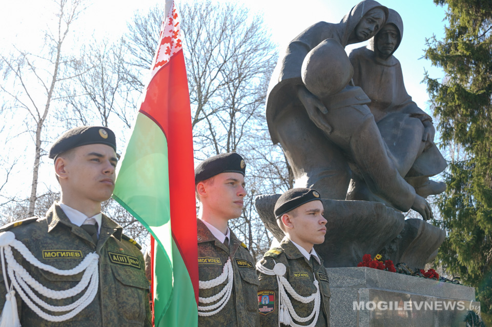 Дипломатический корпус Республики Казахстан возложил цветы к братской могиле павшим за освобождение Могилева. Фото